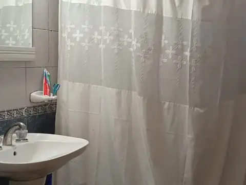 Casa en Alquiler con 2 cocheras