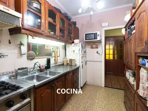 Casa 6 ambientes con 2 baños