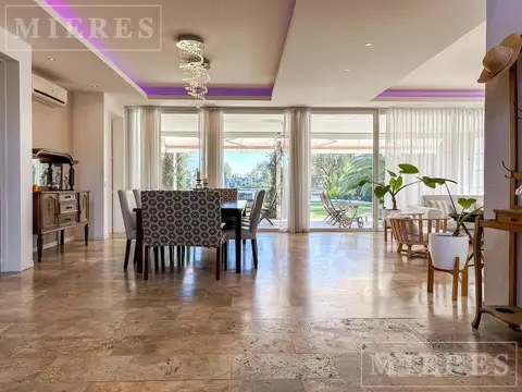Casa en Alquiler con 2 cocheras