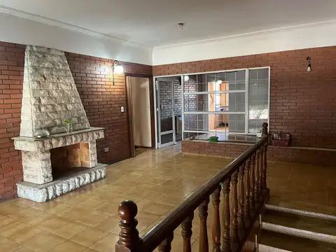 Casa en alquiler, dos dormitorios, planta alta, patio, terraza, parrillero, barrio bella vista.