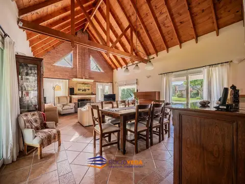 Casa en Venta con 3 cocheras