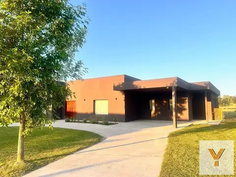 Casa en venta - 4 Dormitorios 3 Baños - Pilar