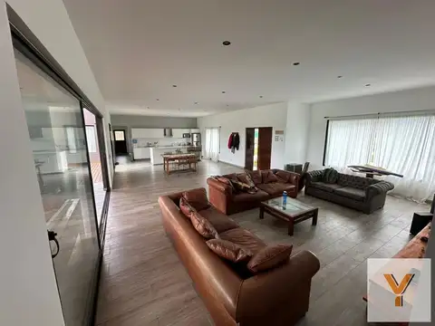 Casa 6 ambientes con 2 baños