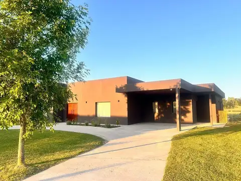 Casa en venta - 4 Dormitorios 3 Baños - Pilar