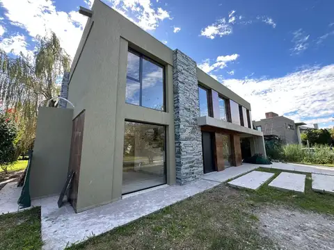 Venta casa a ESTRENAR  en  Club de Campo "El Lauquen" Zona Canning