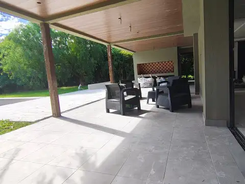Casa 4 ambientes con 5 baños