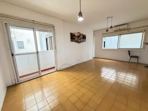 Venta 3 ambientes con balcon y dependencia  centro