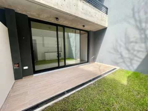 Gran Monoambiente con Patio y Jardin, Super Luminoso