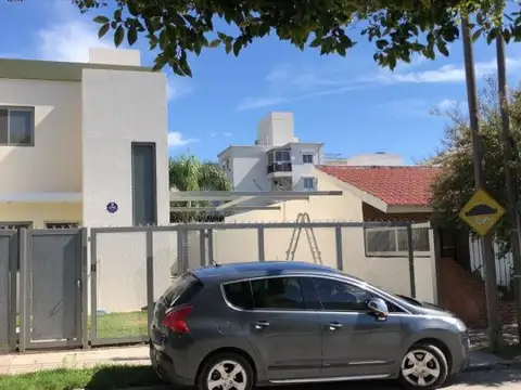 CASA EN ALQUILER CON PILETA - RESIDENCIAL SAN CARLOS