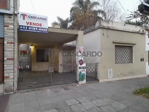 Casa de 4 ambientes y dpto 3 ambientes con garage y fondo libre con piscina.