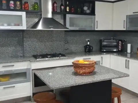Casa 5 ambientes con 2 baños