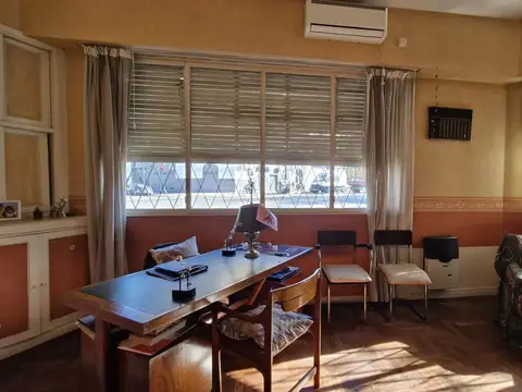 Venta PH con consultorio 7 ambientes patio y cochera. A refaccionar. Apto Crédito en Barracas