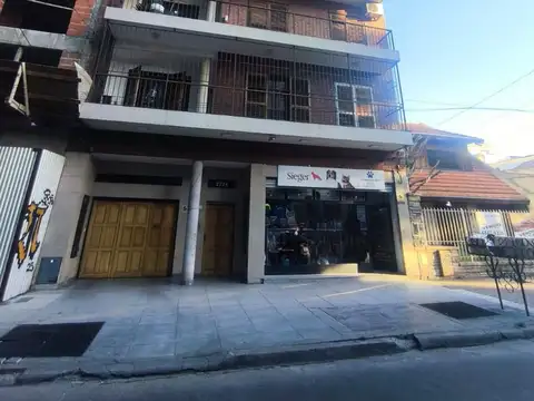 4 Ambientes con cochera, quincho y balcón corrido.