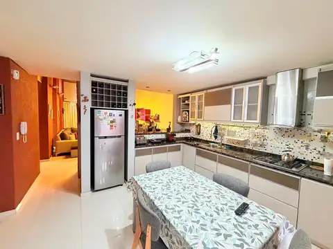 Hermosa casa de 4 Ambientes + Quincho y garaje para 2 autos
