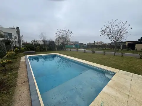 Casa en Alquiler con 1 cochera