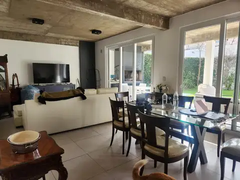 Alquiler casa 6 ambientes con jardìn en Martinez 
