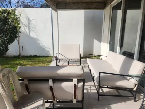 Casa en Alquiler con 1 cochera