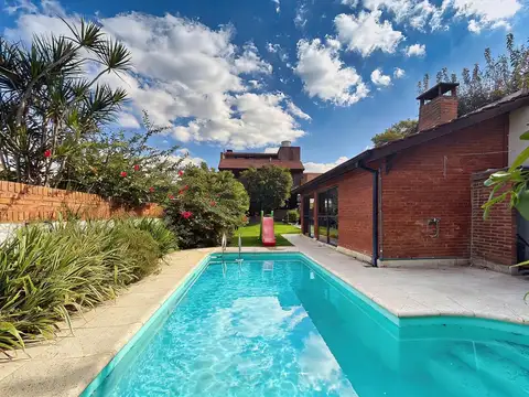 Casa en Venta con 4 cocheras