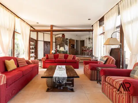 Casa 9 ambientes con 3 baños