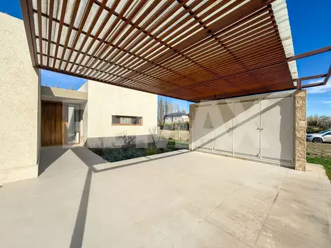 Casa 9 ambientes con 2 baños