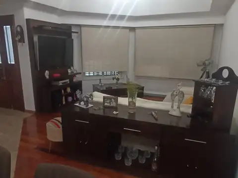 IMPACTANTE CHALET 6 AMBIENTES | 4 DORMITORIOS | PILETA | GARAGE 2 AUTOS EN VENTA - VILLA LUZURIAGA