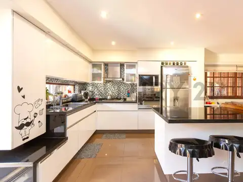 Hermosa casa 4 amb, cochera y jardin - Permuta