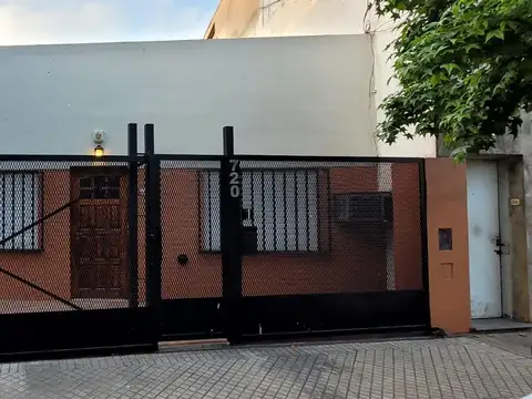 Casa 2 dormitorios con cochera - Centeno 700
