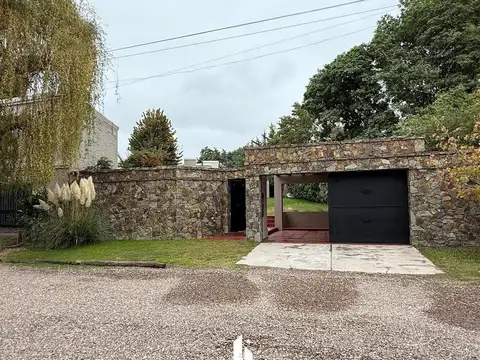 OPENHOUSE presenta a la venta hermosa casa desarrollada en una planta.