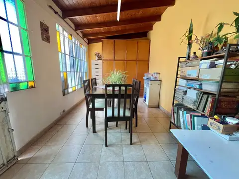 Casa de 2 dormitorios con patio y cocheras en venta en Los Hornos sobre Calle 62 [Cod: 00745]