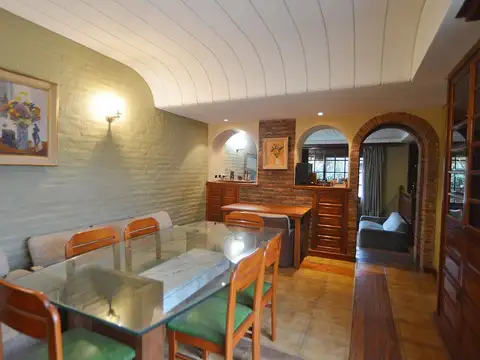 Casa 5 ambientes con 2 baños