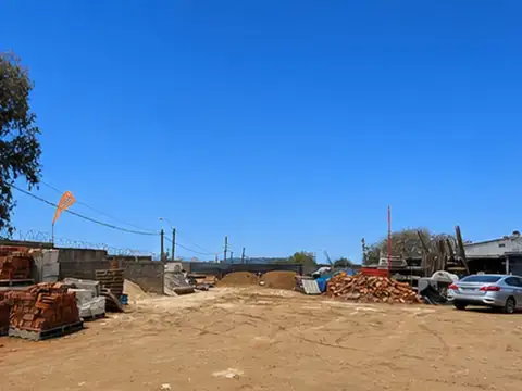 Venta terreno e instalaciones 1706mts Las Piedras.
