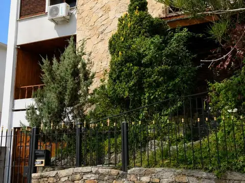 OPORTUNIDAD CASA 4 AMB PATIO COCHERA QUINCHO ESCUCHA OFERTA