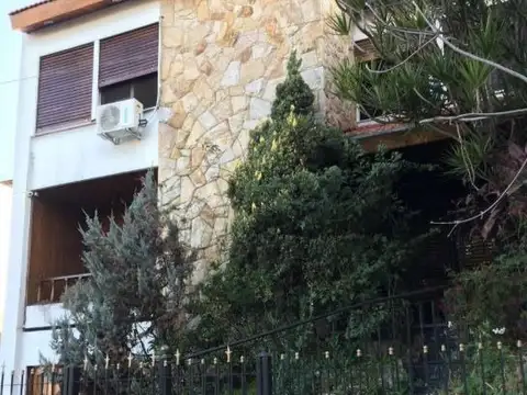 OPORTUNIDAD CASA 4 AMB PATIO COCHERA QUINCHO ESCUCHA OFERTA