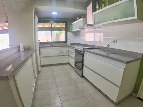 Casa 5 ambientes con 4 baños