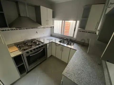 VENTA CASA 3 AMBIENTES CON DOS COCHERAS CUBIERTA Y TERRAZA EN CASEROS RECICLADA A NUEVA
