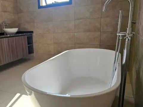 Casa en Venta en Rodeo del Medio, USD 205.000
