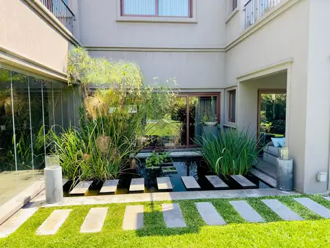 Casa en Alquiler con 2 cocheras