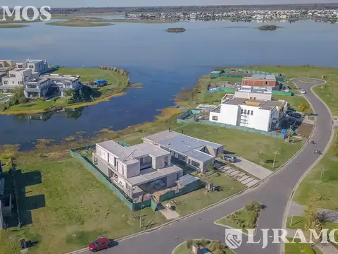 Casa 5 ambientes con 3 baños