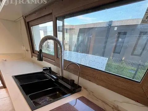 Casa 5 ambientes con 3 baños
