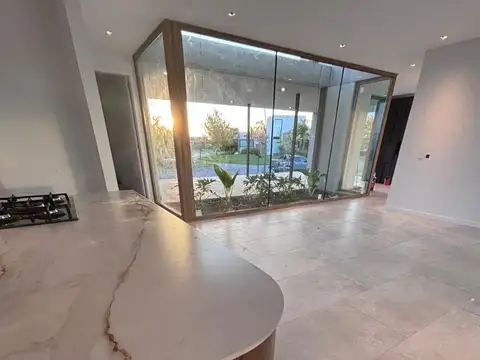 Casa en Venta con 3 cocheras