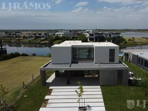 Casa a estrenar sobre el lago en el Barrio Costas, Puertos / Escobar
