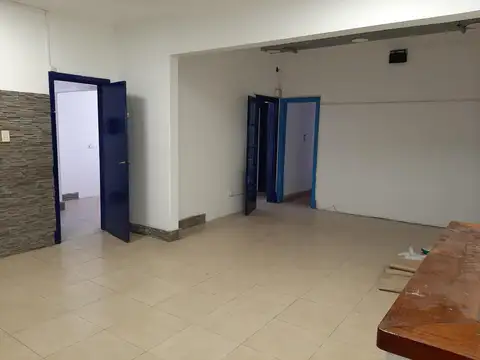 A una cuadra de la Plaza de Morón.