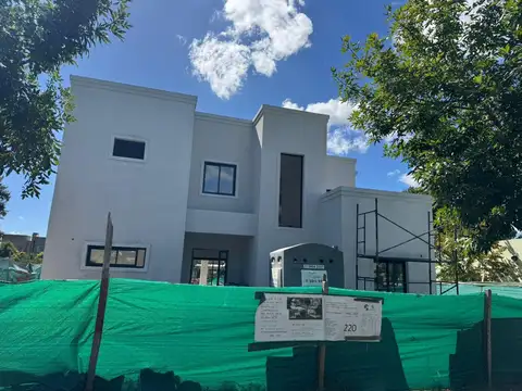 Casa 5 ambientes con 4 baños