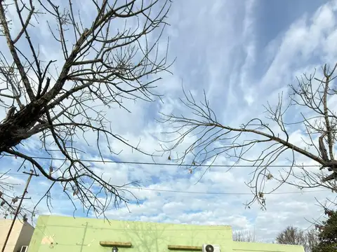 VENTA DE CASA CON AMPLIO TERRENO EN PILAR