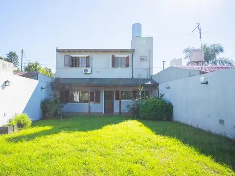 Venta casa 5 ambientes con parque y garaje en Castelar.