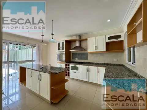 Casa en Alquiler con 2 cocheras