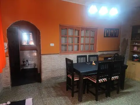 Casa Multifamiliar 8 Ambientes en Venta en Ituzaingó Norte!