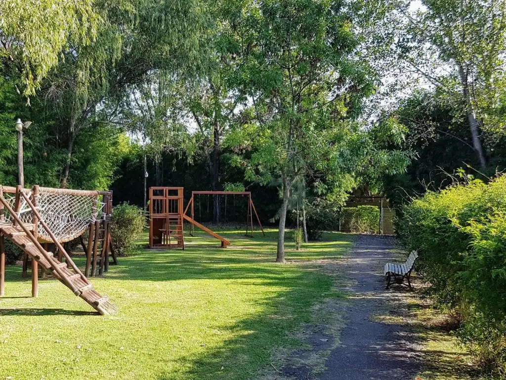 Casa - 208  m² Cubierta | 3 dormitorios | 15 años | 3 baños | 4 ambientes | 3 cocheras