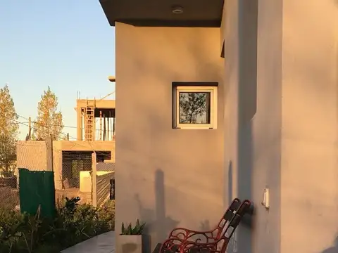 Casa en Alquiler con 2 cocheras