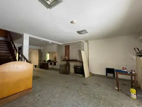 Casa 8 ambientes con 2 baños